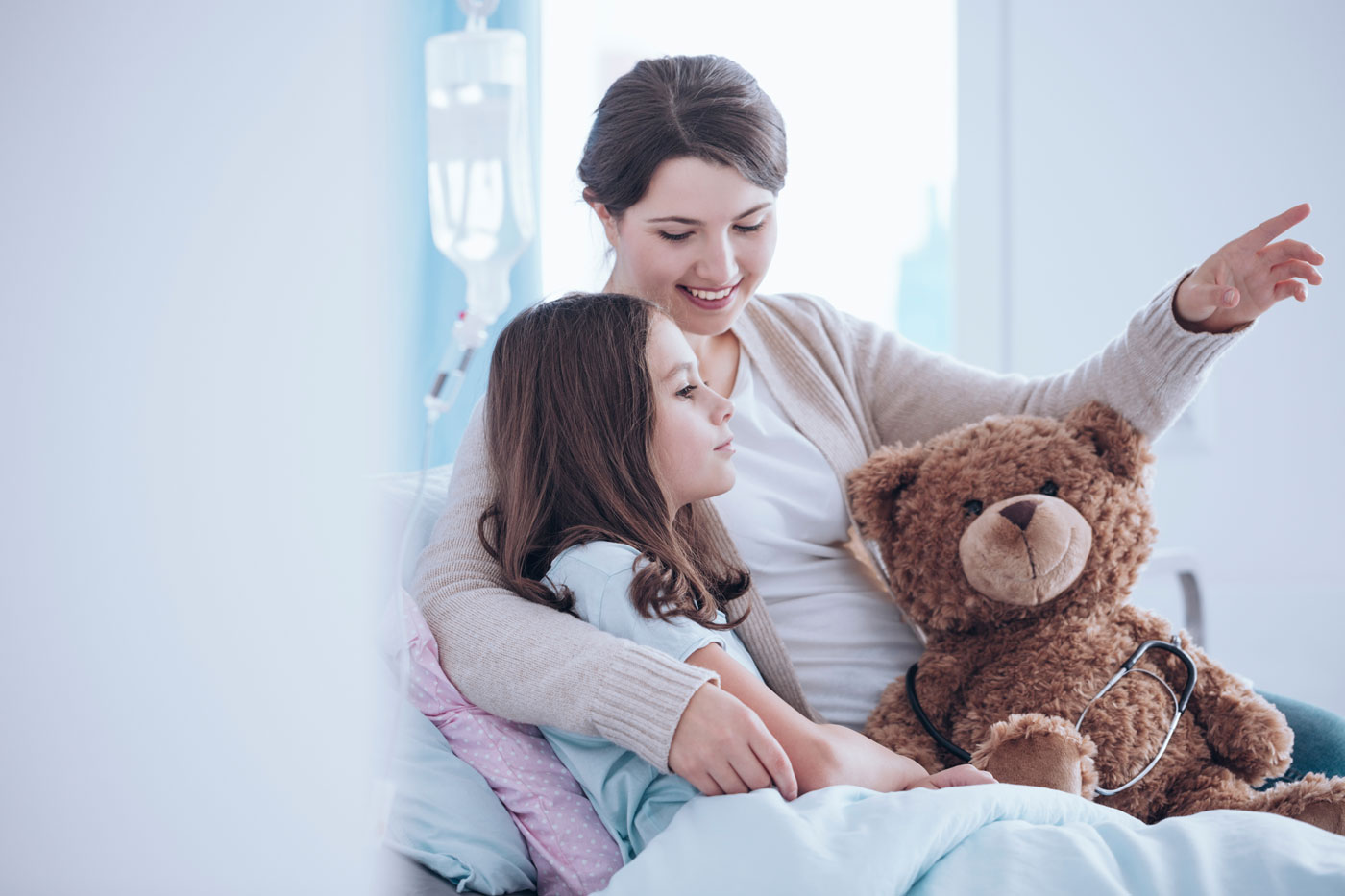 Mère avec sa fille à l'hôpital